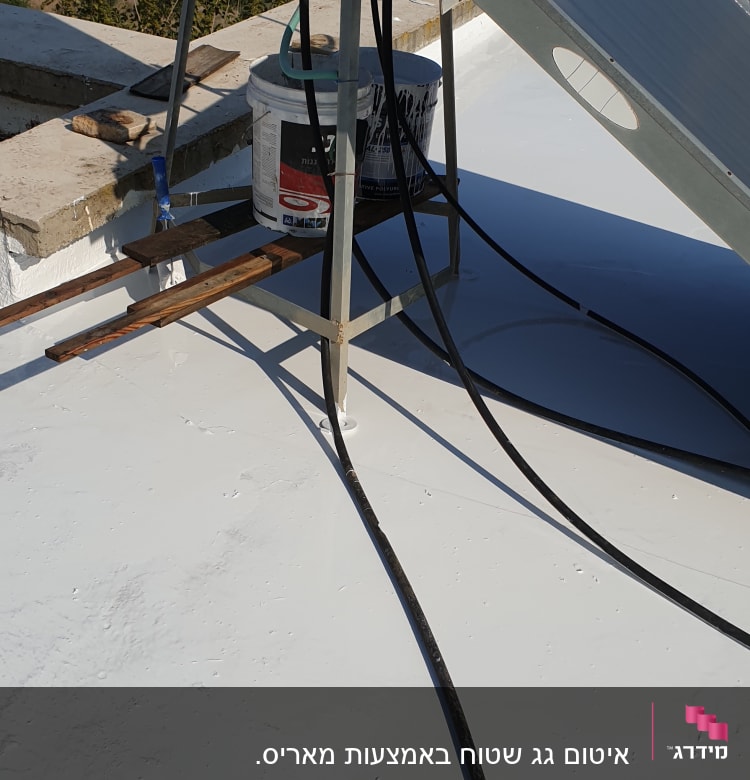 דלי צבע לבן לאיטום על גג עם צינורות